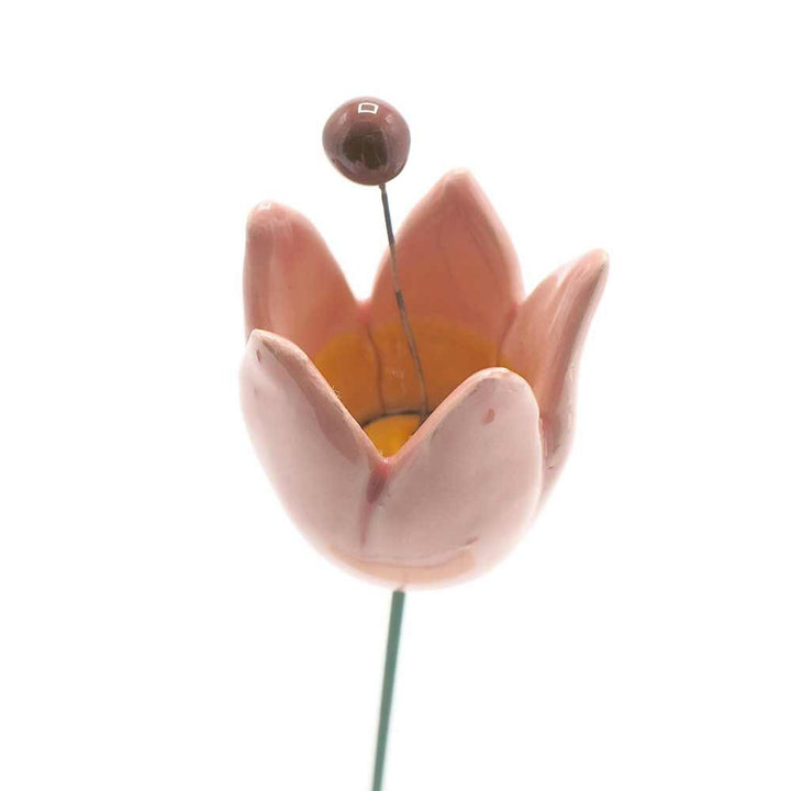 Eine rosa Keramikblume mit einer runden Perle am Ende eines Drahtstiels, der aus der Mitte herausragt, Department-M – Gartenstecker Tulpenblume.