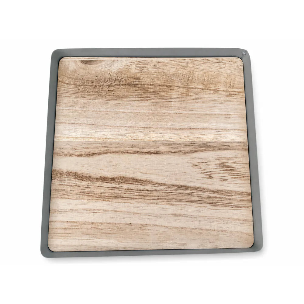 Eckiges Holztablett von oben mit grau gefasstem Metallrand und heller deutlicher Maserung