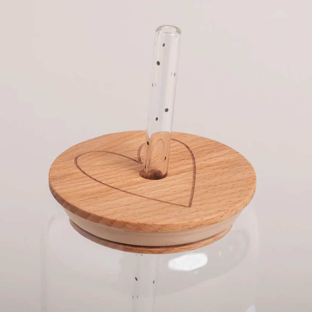 Der Eulenschnitt - Deckel Herz für Hohes Trinkglas ist ein runder Holzdeckel mit Herzdesign, der sich perfekt zum Aufsetzen auf hohe Gläser eignet und über eine Öffnung für einen Glasstrohhalm verfügt.