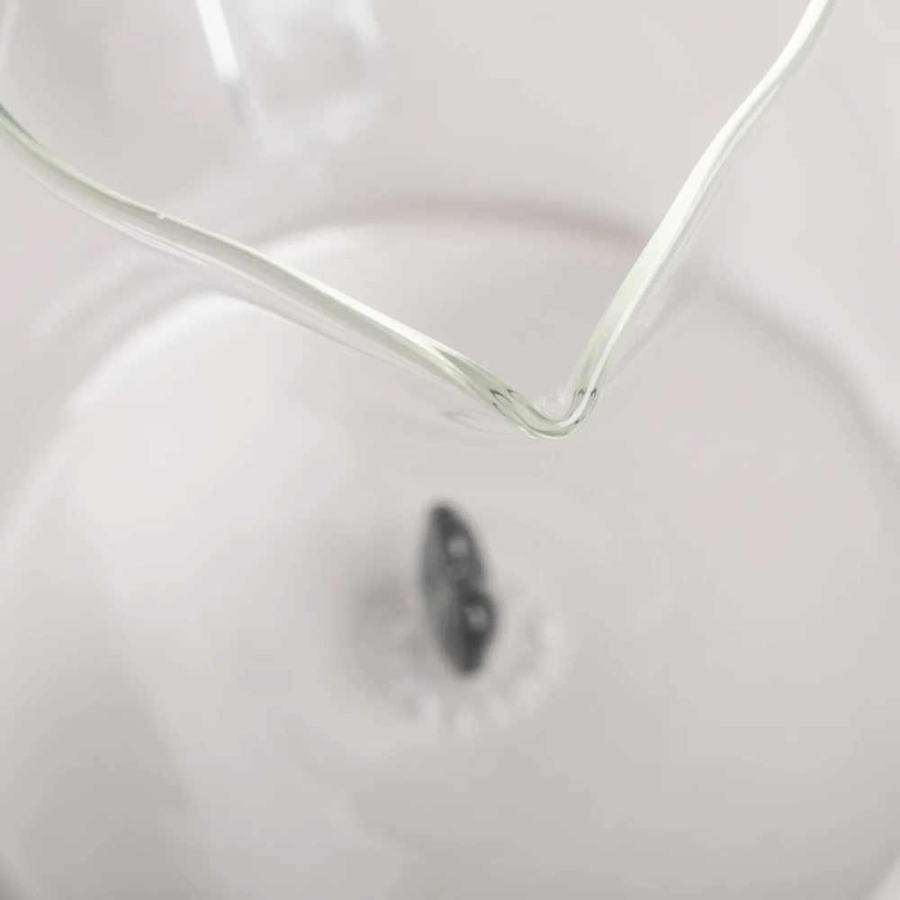 Nahaufnahme des Ausgusses und Randes der Eulenschnitt - Karaffe Herzfigur schwarz, von oben auf weißem Untergrund fotografiert.