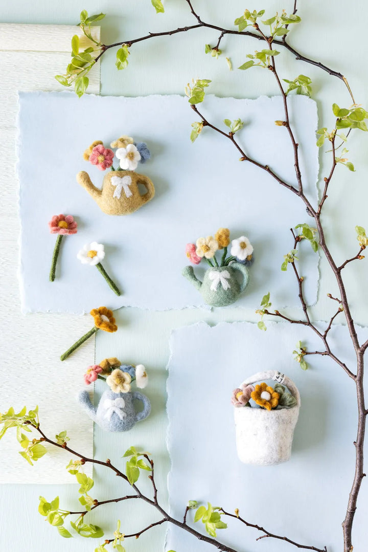 Gry &amp; Sif - Gießkanne mit Blumen Filz Hellblau