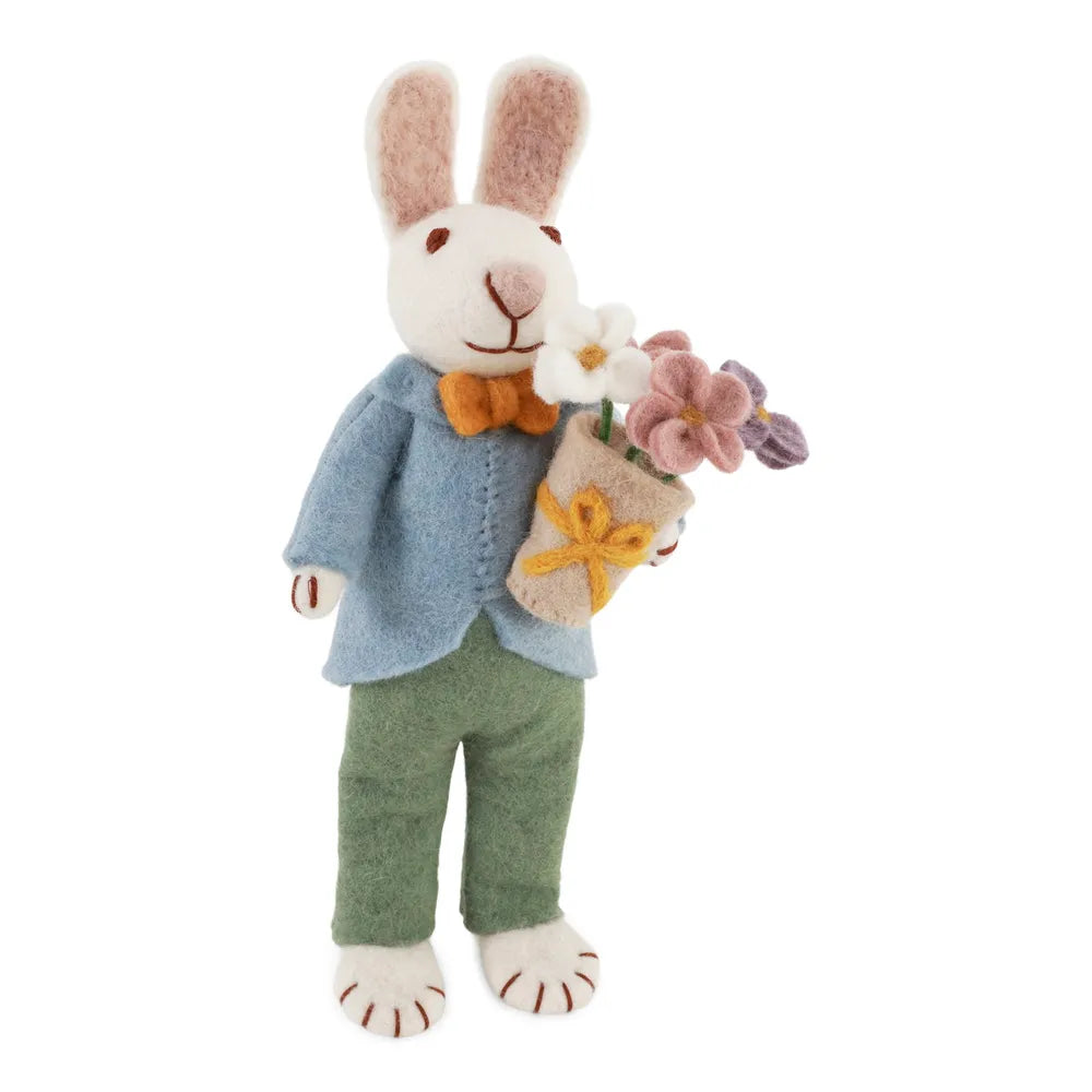 Gry &amp; Sif - Weißer Hasenjunge Filz Medium mit Blumenstrauß