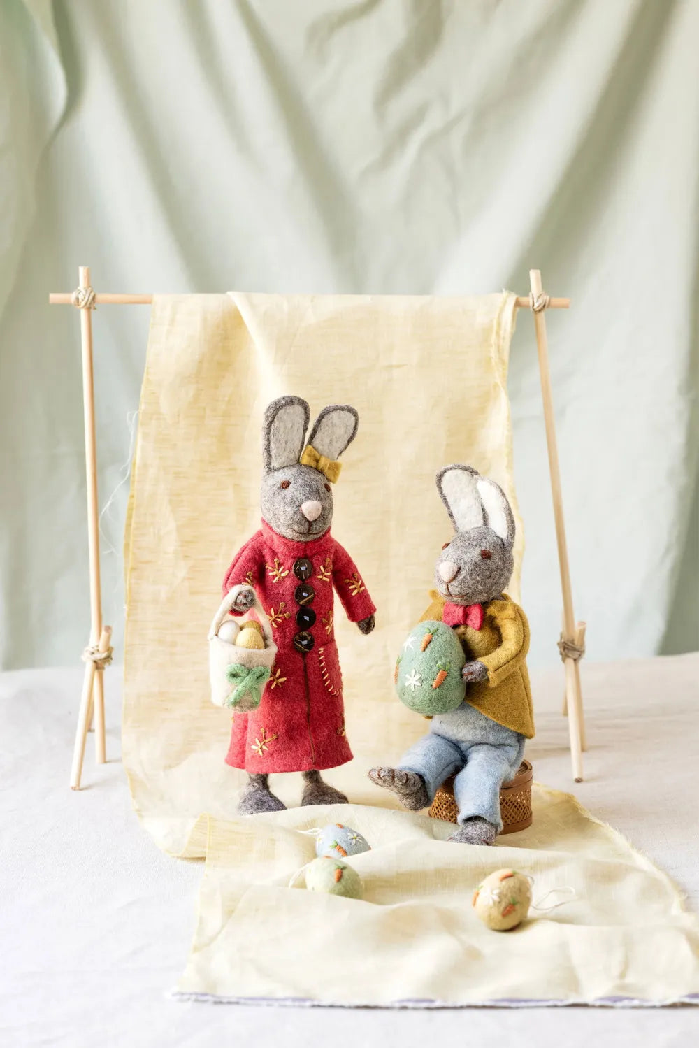 Gry &amp; Sif - Mittelgraues Hasenmädchen Filz mit Mantel &amp; Osterkorb
