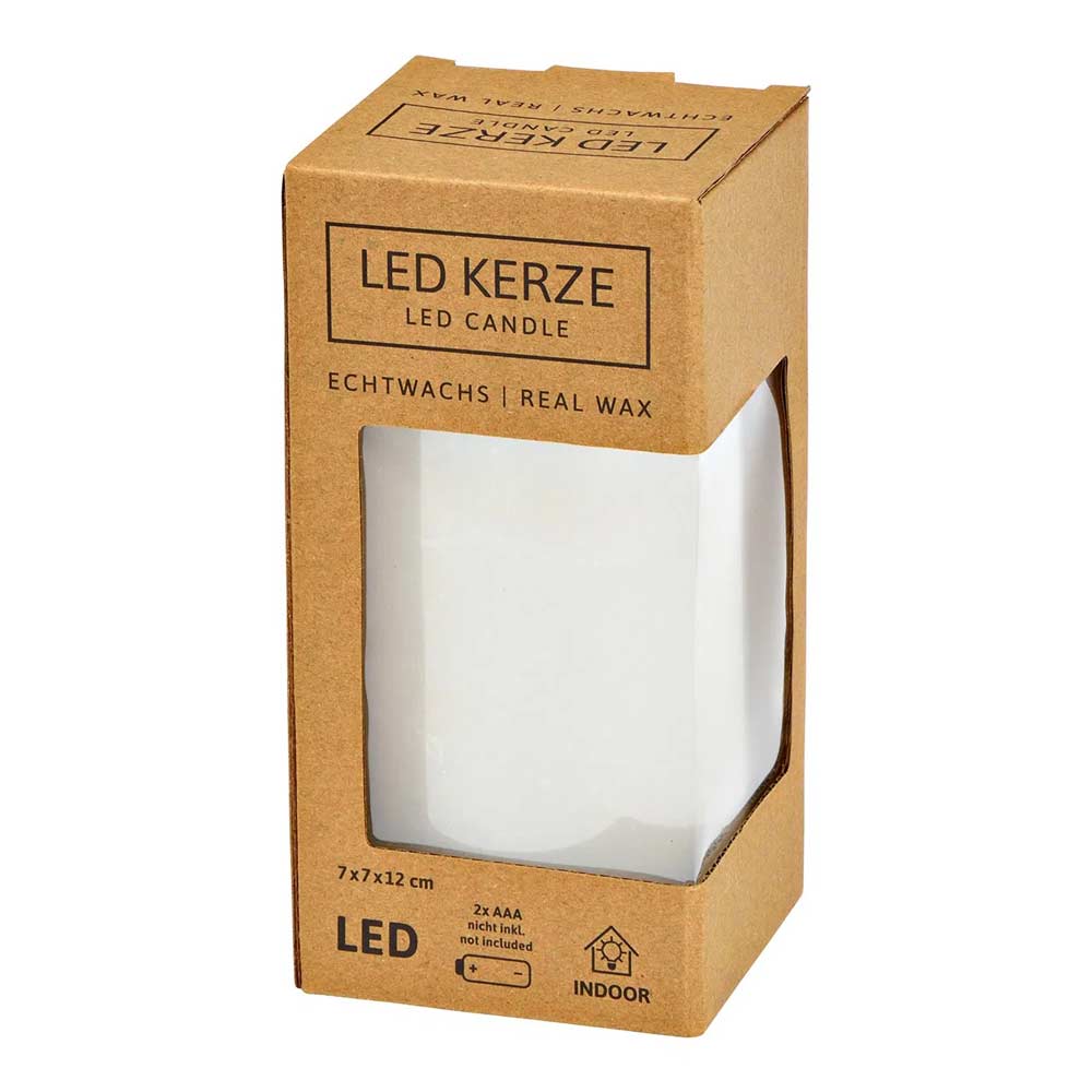 Bei dem Produkt handelt es sich um eine G. Wurm - Kerze LED weiß Flackerlicht, verpackt in einem braunen Karton mit den Aufschriften „LED Kerze“ und „Real Wax“. Der Karton misst 7x7x12 cm, benötigt 2x AAA-Batterien (nicht im Lieferumfang enthalten) und ist für den Gebrauch im Innenbereich vorgesehen.