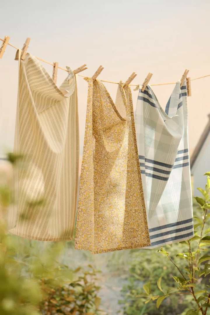 Ib Laursen - Geschirrtuch Lucy mit hellblauen, dunkelblauen und weißen Streifen