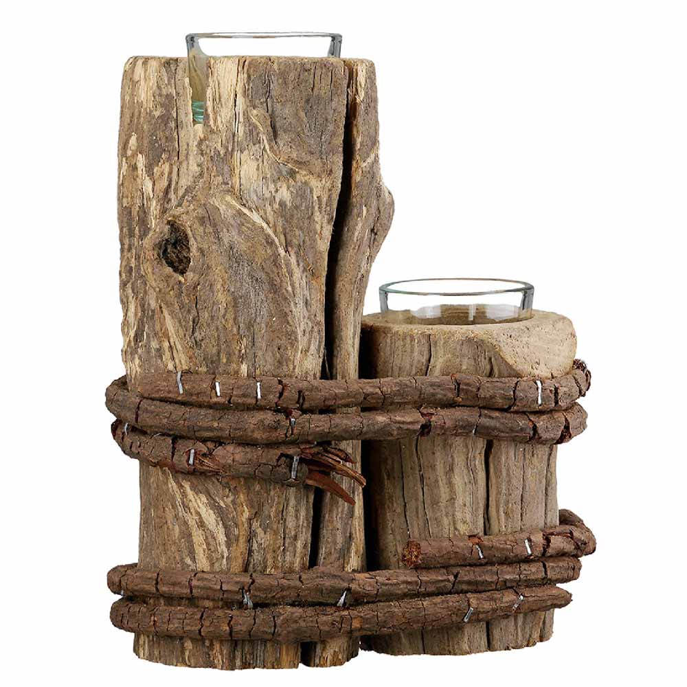 Der Gilde - Maritimer Teelichthalter aus Treibholz mit Glas besteht aus zwei Kerzenhaltern aus Glas, die in aufrecht stehendes Treibholz eingesetzt und kunstvoll mit dünnen Zweigen und Draht umwickelt sind.