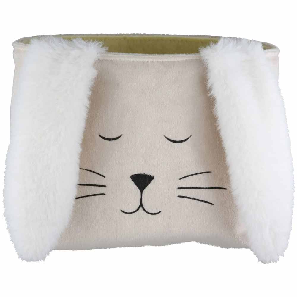 Die Gilde - Ostertasche Schlappi ist ein weißer Aufbewahrungskorb mit einem süßen Tiergesicht mit geschlossenen Augen, Schnurrhaaren und flauschigen Ohren.