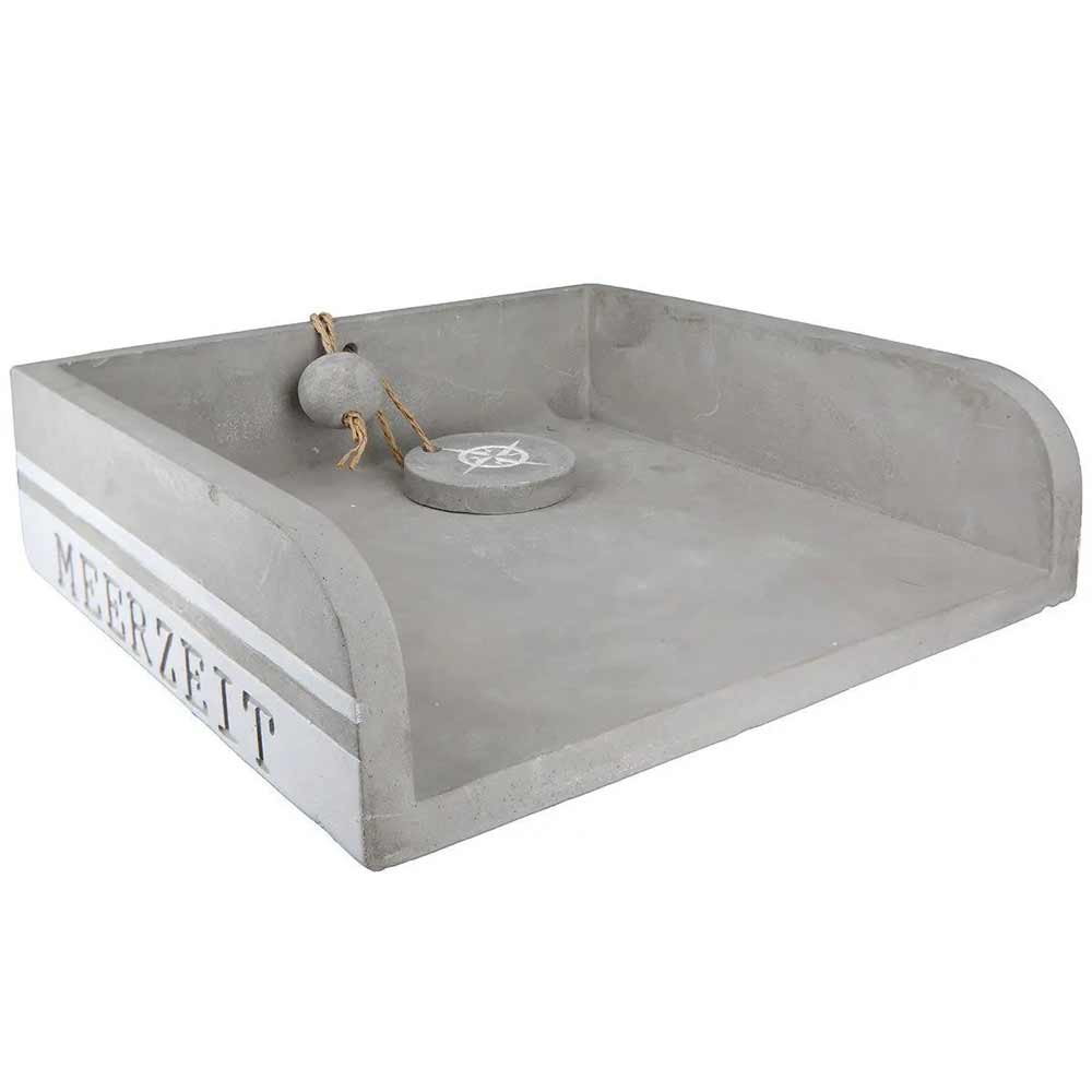 Gilde - Serviettenhalter Meerzeit Zement grau: Rechteckiger Serviettenhalter aus grauem Zement mit erhöhten Kanten und „MEERZEIT“ an der Seite, inklusive zwei grauen Steinen und einem kleinen Seil.