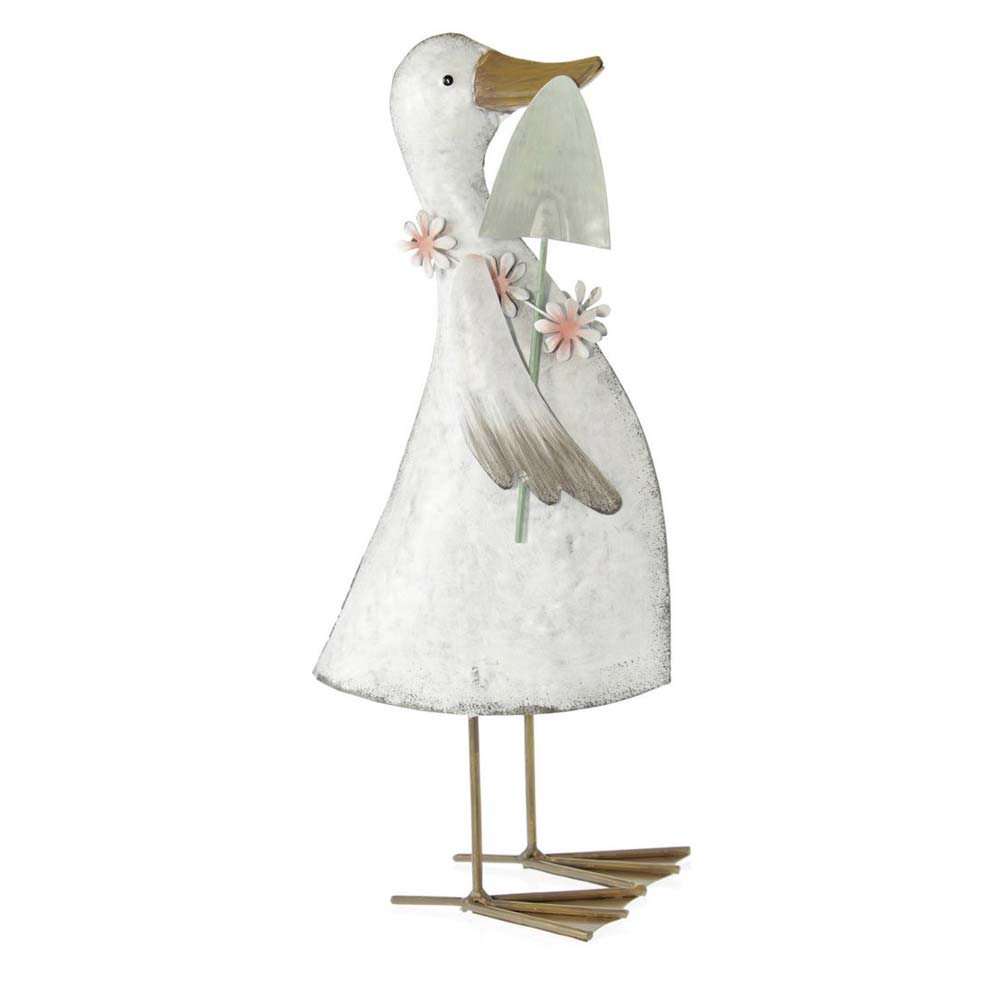 Eine Goldbach - Ente mit Spaten steht aufrecht und hält eine Schaufel, an deren Flügeln Blumen hängen.