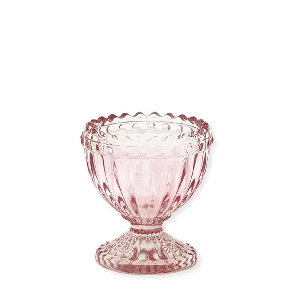 Der Eierbecher Alice von GreenGate verfügt über ein rosa Glasdesign mit vertikalen Rippen und gewellten Rändern und steht auf einem niedrigen Sockel.