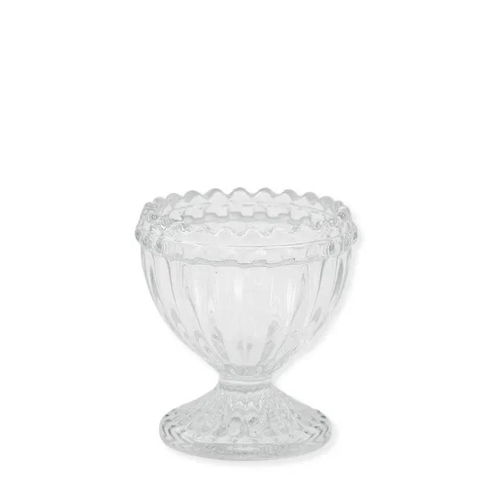 Der Alice Eierbecher Glas von GreenGate ist ein Eierbecher aus klarem Glas mit gewelltem Rand und niedrigem Sockel vor einem schlichten weißen Hintergrund.