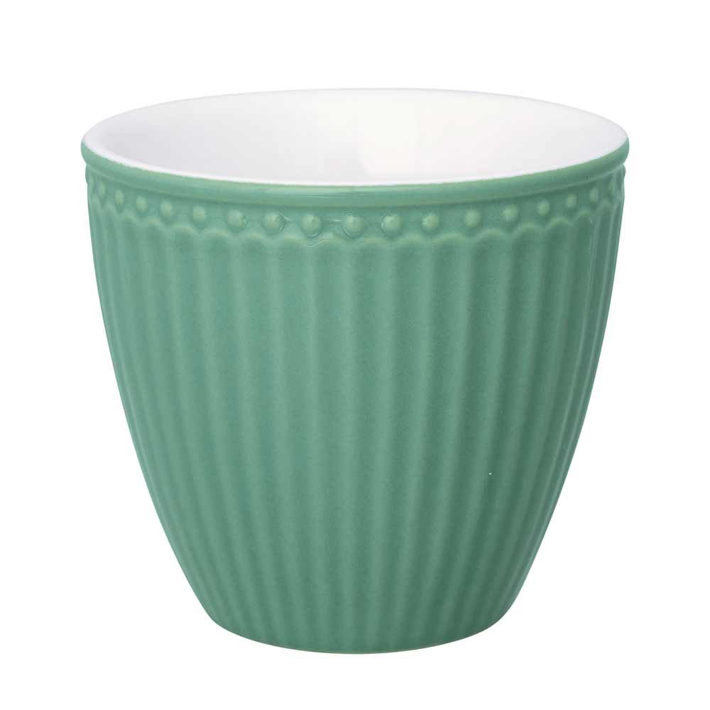 Grüne GreenGate - Alice Mini Latte Tasse mit geriffelter Außenseite und glatter weißer Innenseite, isoliert auf weißem Hintergrund.