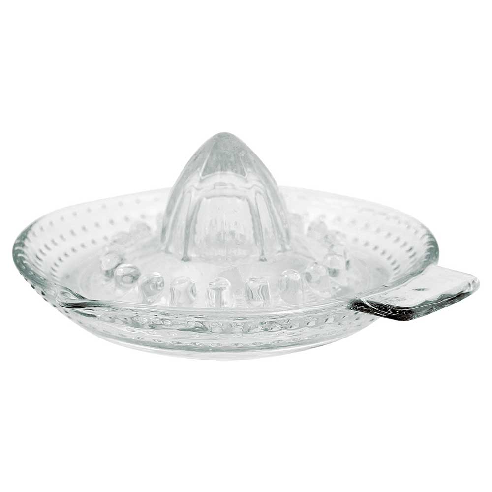 Die GreenGate Alice Zitronenpresse Clear ist eine Zitruspresse mit geripptem Kegeldeckel und seitlichem Griff.