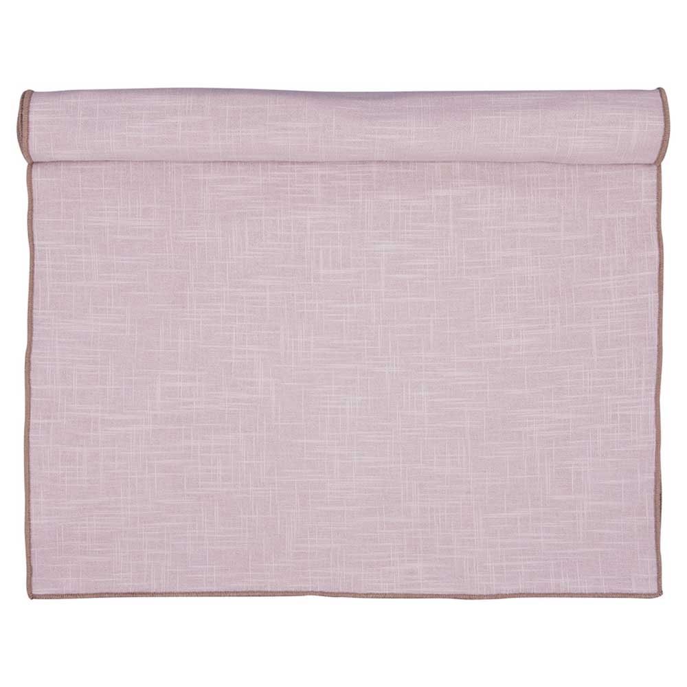 Ein GreenGate - Allie Tischläufer in Dusty Rose, an einem Ende gerollt, mit einem subtilen, geometrischen Muster und gesäumten Kanten.