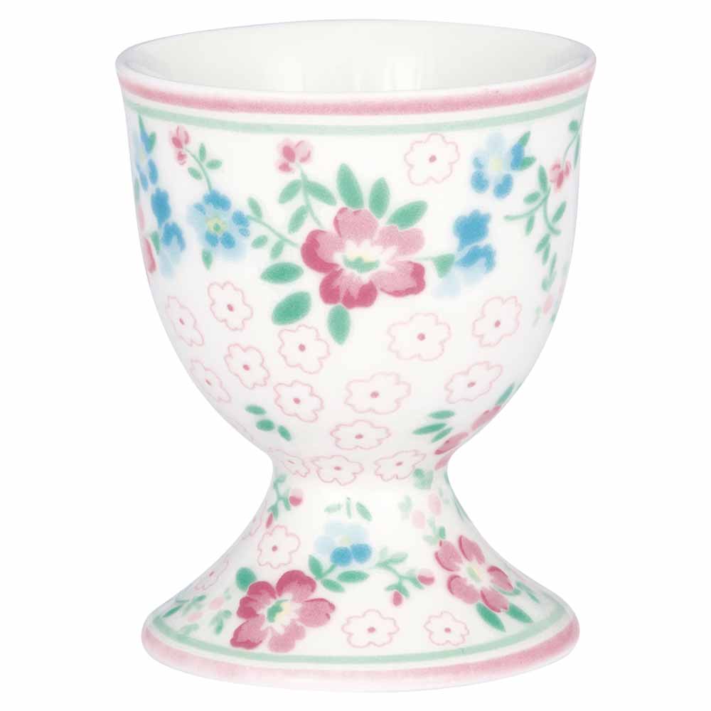 Der GreenGate - Allyna Eierbecher White ist ein Eierbecher mit einem floralen Muster mit rosa und blauen Blumen auf weißem Hintergrund.