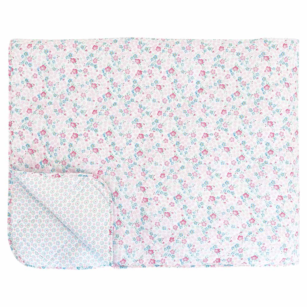 Eine floral gemusterte GreenGate - Allyna Tagesdecke, 220 x 140 cm, mit kleinen rosa und blauen Blumen, ist teilweise gefaltet, um ein anderes Muster auf der Unterseite zu zeigen.