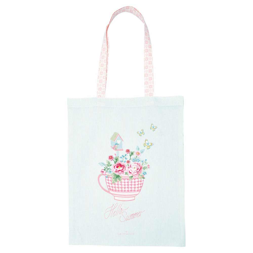 Die GreenGate - Alma Summer Stofftasche weiß ist eine weiße Tragetasche mit rosafarbenen Henkeln, die eine Teetasse mit Blumen und Schmetterlingen sowie den Text "Hello Summer" unter dem Motiv zeigt.