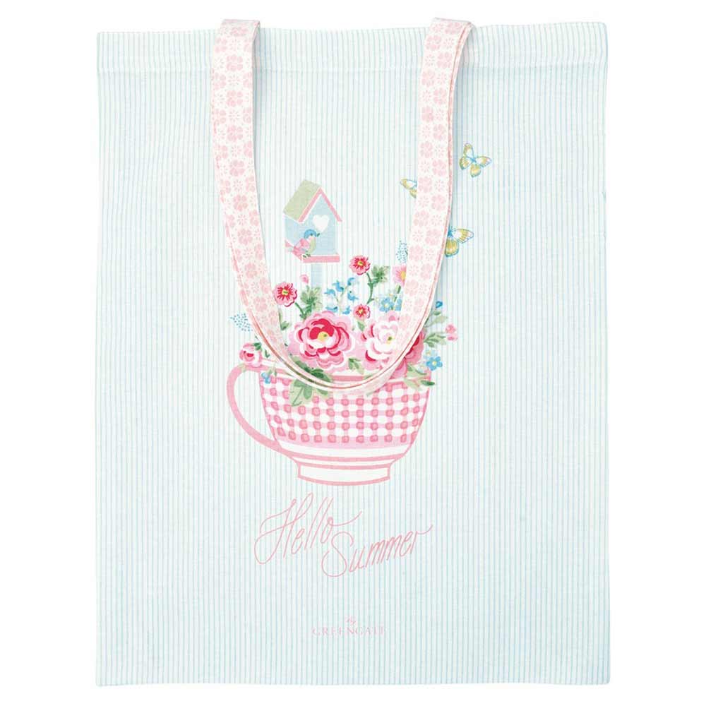 Die GreenGate - Alma Summer Stofftasche weiß ist eine weiße Tragetasche mit hellblauen Streifen, rosafarbenen Henkeln, einer mit Blumen und Schmetterlingen gefüllten Teetasse und dem Aufdruck "Hello Summer" unterhalb des Designs.