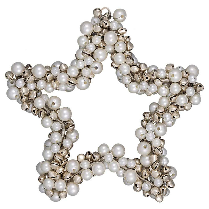 Ein GreenGate - Anhänger Stern Perlen weiß groß aus Perlenbüscheln und Metallperlen, die in einem fünfzackigen Sternmuster angeordnet sind.