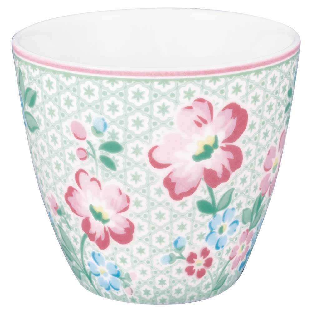 Eine GreenGate Athea Latte Cup Mint mit rosa und blauen Blumenmustern auf einem grün-weißen Hintergrund.