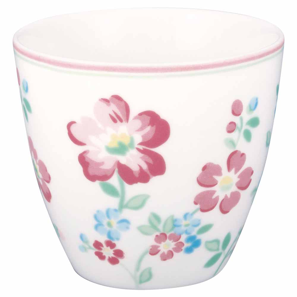 Die GreenGate - Athea Latte Cup White verfügt über ein bezauberndes weißes Keramikdesign, das mit rosa und blauen Blumenmustern verziert ist.