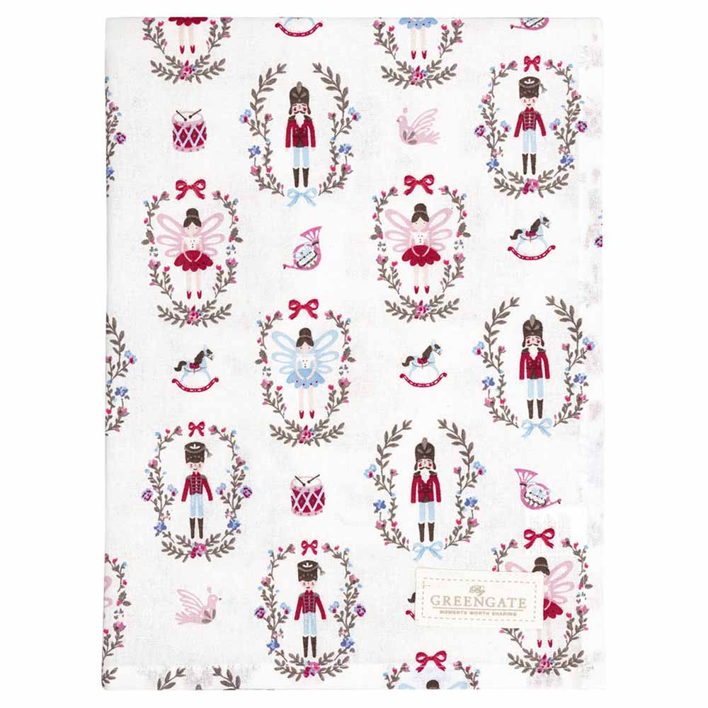 Ein weißes GreenGate - Cindarella Geschirrtuch in Weiß zeigt ein Muster aus Balletttänzerinnen, Nussknackern, Vögeln und Blumenkränzen in Rosa-, Blau- und Brauntönen. In der unteren rechten Ecke ist ein Etikett aufgenäht.