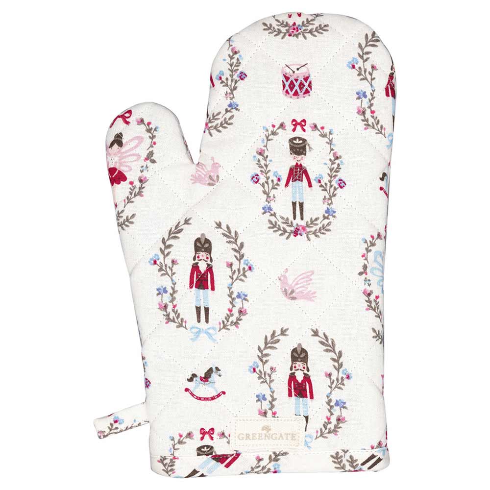 Ein weißer Ofenhandschuh, verziert mit roten, rosa und blauen Illustrationen von Spielzeugsoldaten und Vögeln, umgeben von Lorbeerkränzen. Der Markenname „GreenGate - Cindarella Ofenhandschuh“ ist in kleinen Buchstaben am unteren Rand aufgedruckt.