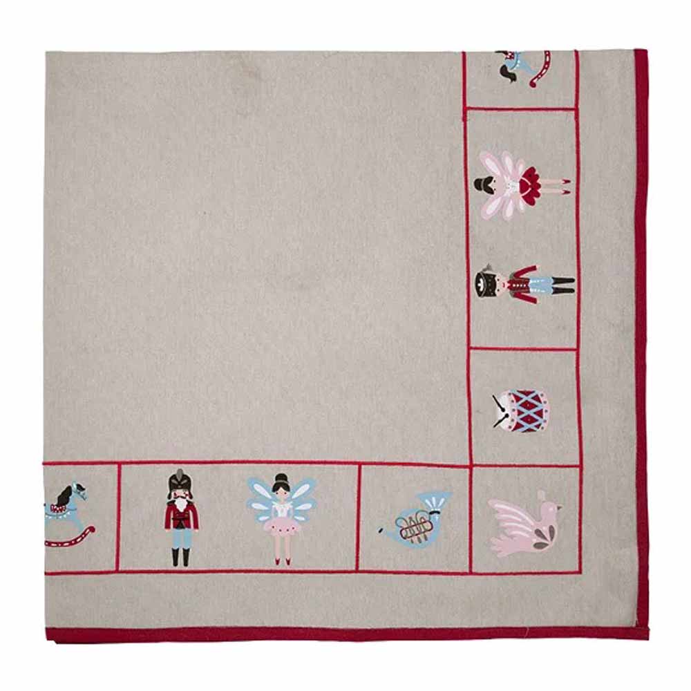 Ein GreenGate - Cindarella Xmas White mit Stickerei 120 x 120 cm mit gestickten Nussknacker-Motiven entlang der Bordüre, darunter Ballerinas, Soldaten, Trommeln und Spielzeuge.