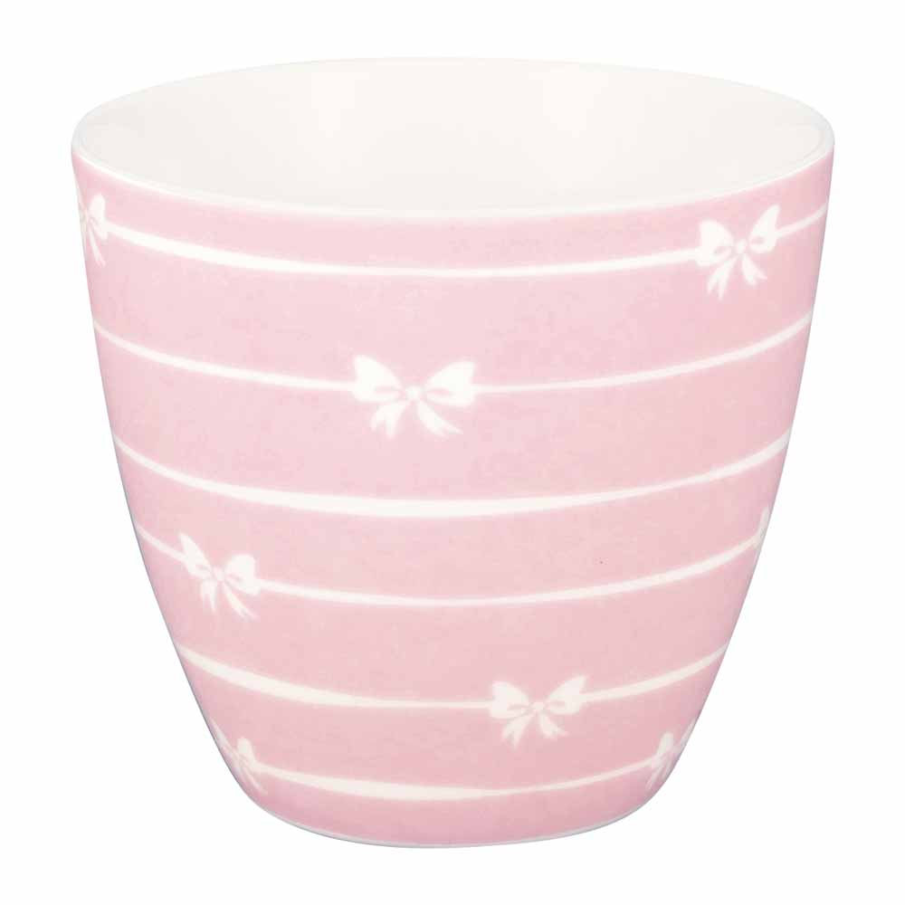 Eine Dolobella Latte Cup von GreenGate in blassem Rosa, verziert mit horizontalen weißen Linien und kleinen weißen Schleifen.