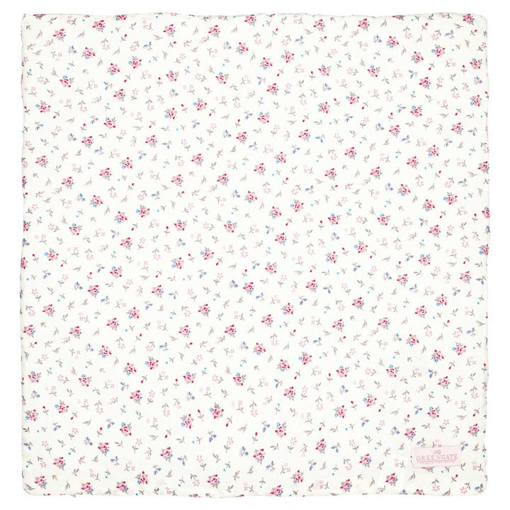 Ein quadratisches Stück weißer Stoff mit einem Muster aus kleinen rosa und blauen Blumendrucken und einem Etikett in einer Ecke, GreenGate - Elysia Kissenbezug pale grey 50x50 cm.
