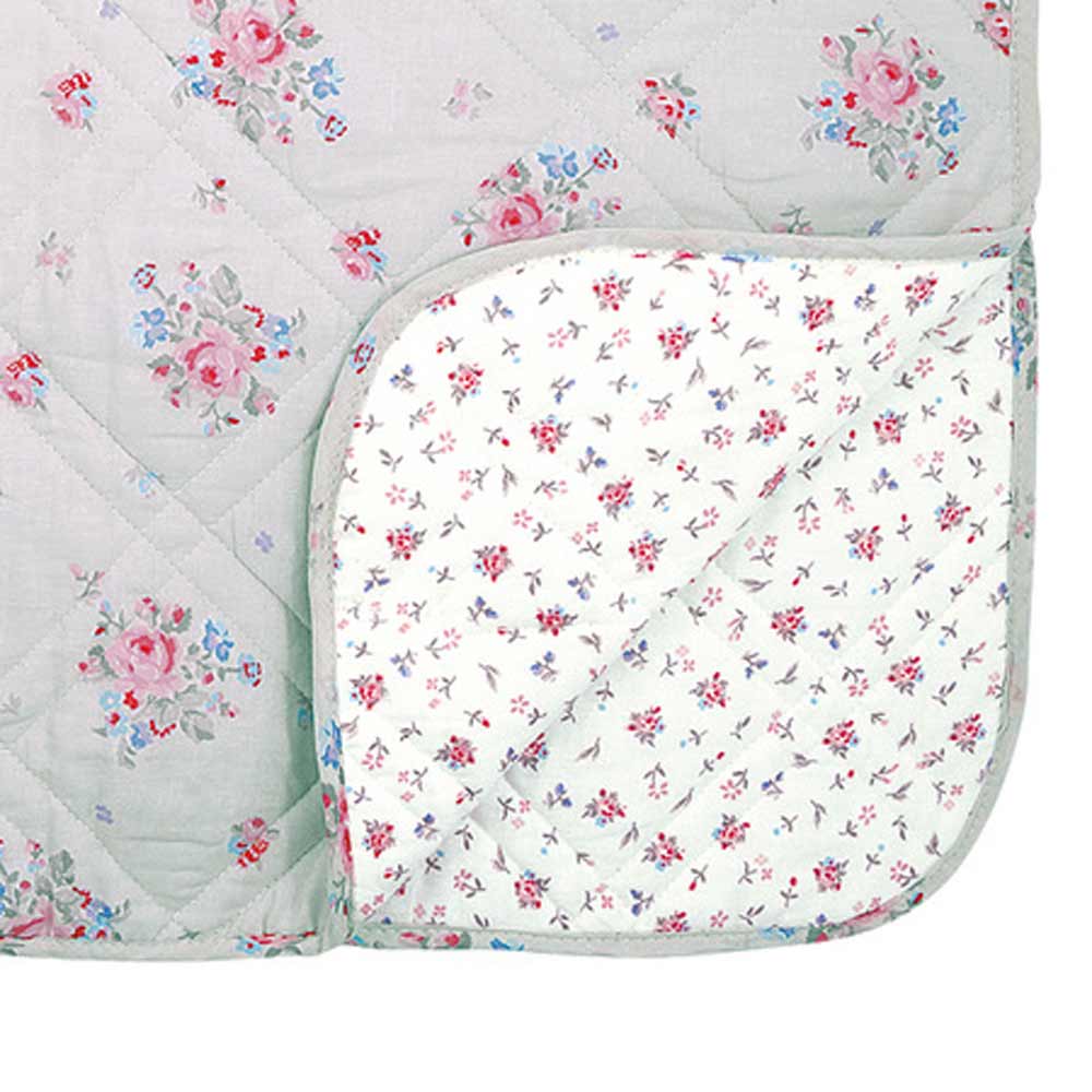 Abgebildet ist ein GreenGate - Elysia Quilt Pale Grey 140x220 cm. Eine Ecke ist umgeschlagen, so dass auf der Unterseite ein anderes Blumenmuster sichtbar wird.