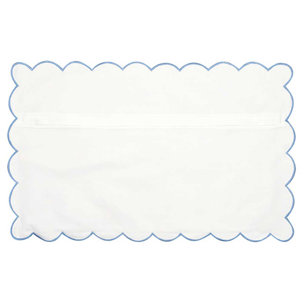 GreenGate - Elysia pale grey Kissenbezug mit gewelltem Rand 30x50 cm mit gewellten Kanten und blauem Rand.