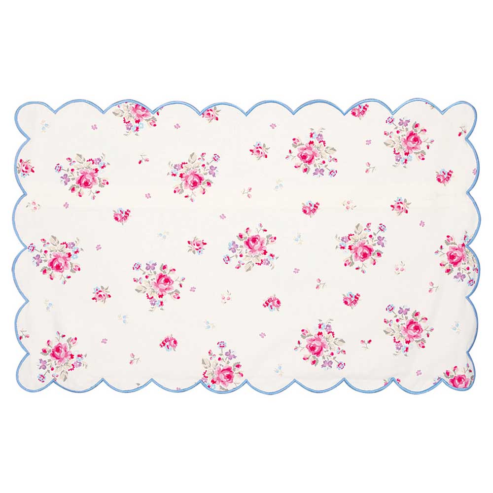 Ein GreenGate - Elysia pale grey Kissenbezug mit gewelltem Rand 30x50 cm mit einem weißen Hintergrund, verziert mit rosa Blumenmustern und gewellten blauen Rändern.