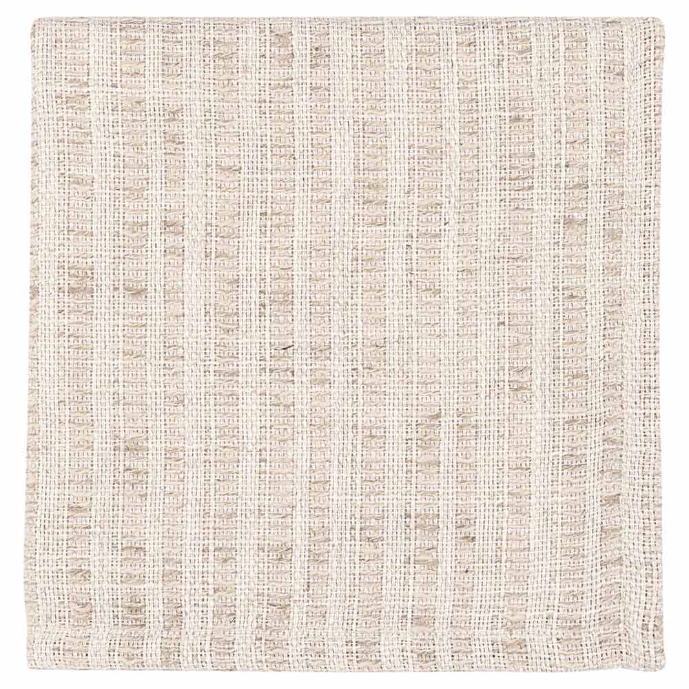 Die GreenGate - Emory Stoffserviette Beige besteht aus einem cremefarbenen Stoff mit einem strukturierten, gitterartigen Muster.