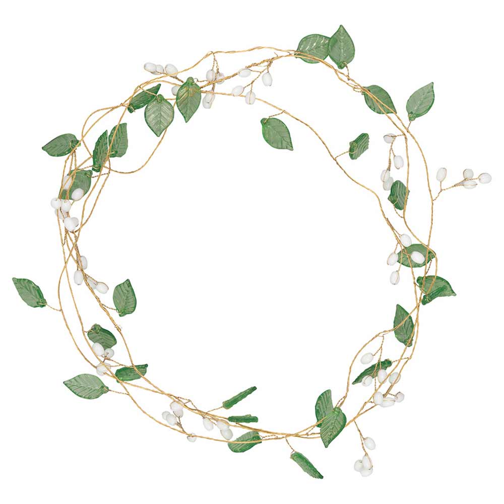 Ein runder Kranz aus dünnen, gedrehten Ranken, geschmückt mit grünen Blättern und Büscheln kleiner weißer Beeren, GreenGate - Girlande Blätter grün.