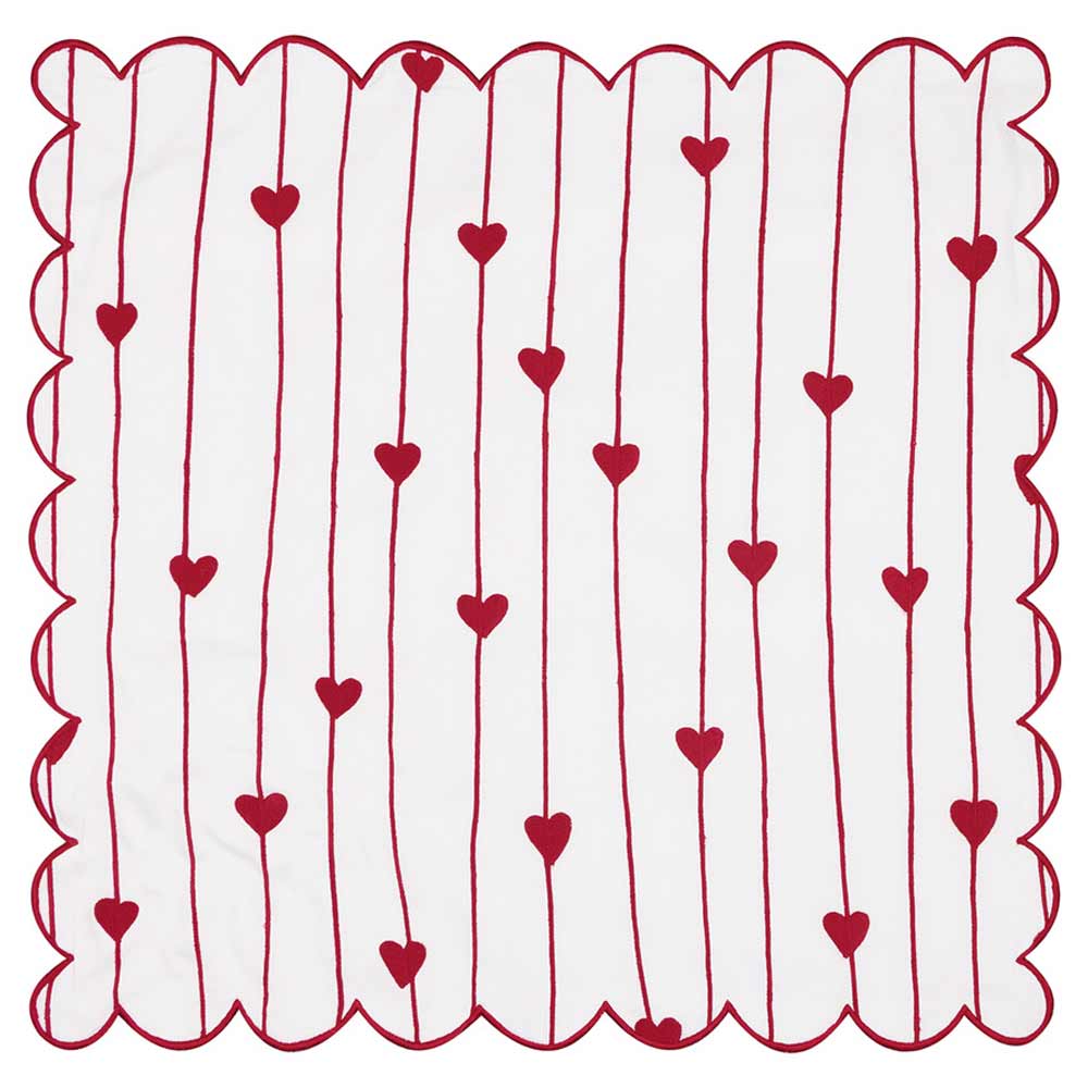 Ein GreenGate - Grace Kissenbezug mit weißem gewelltem Rand 40 x 40 cm mit roten gewellten Kanten, vertikalen roten Linien und gleichmäßig zwischen den Linien verteilten roten Herzformen.
