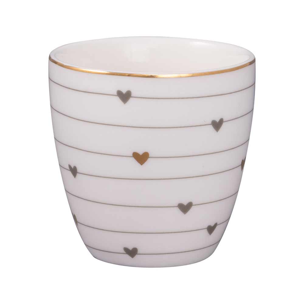 GreenGate - Grace Mini Latte Cup mit dünnen horizontalen Linien und einem Muster aus kleinen schwarzen Herzen und goldenem Rand.