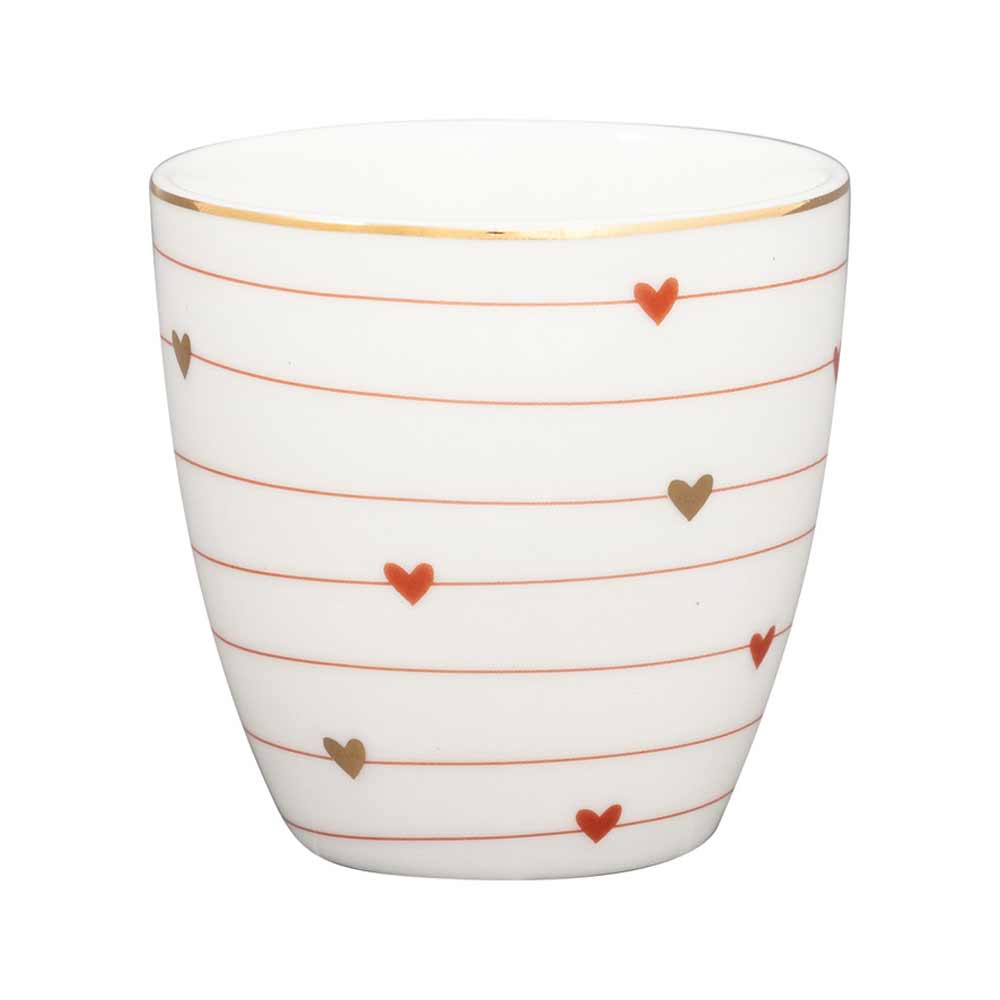 Der GreenGate - Grace Mini Latte Cup ist ein weißer Keramikbecher, der mit horizontalen roten Linien und kleinen roten und goldenen Herzen verziert ist.