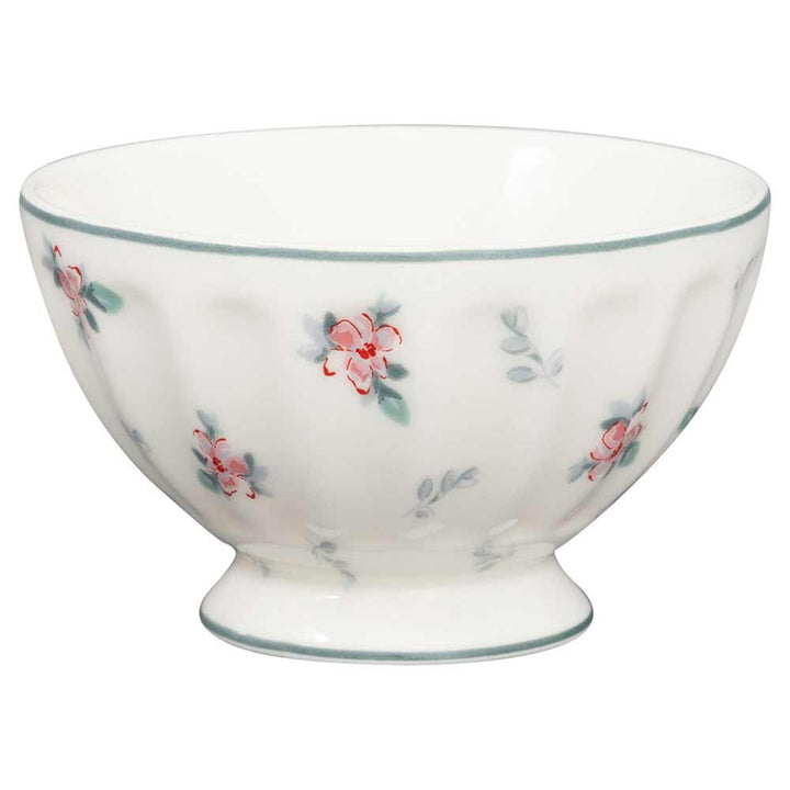 Die GreenGate - Jalia French Bowl Medium White ist eine weiße Keramikschüssel mit ausgestelltem Boden, verziert mit roten und rosa Blumenmustern und grünen Blättern.