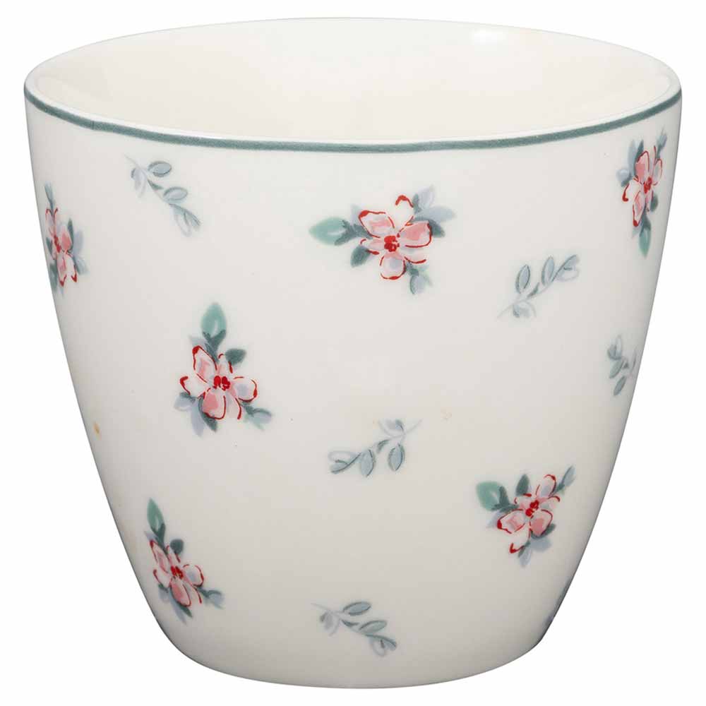 Eine GreenGate - Jalia Latte Tasse in Weiß mit grünem Rand und einem Muster aus kleinen rosa Blumen und grünen Blättern.