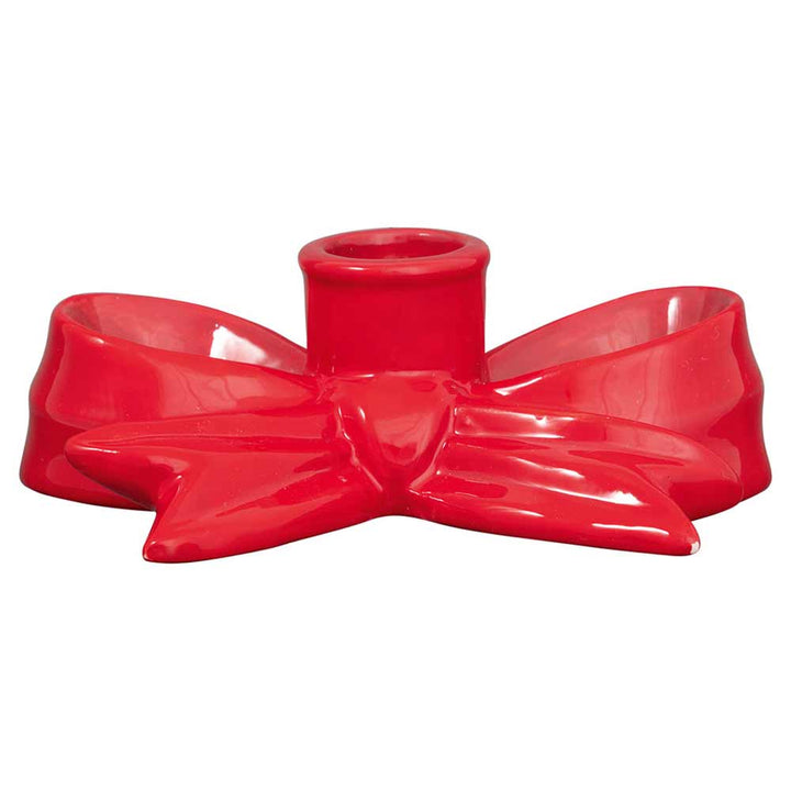Ein GreenGate - Kerzenhalter Schleife, bestehend aus einem leuchtend roten Kerzenhalter aus Keramik in Form einer Schleife mit einer einzelnen Fassung in der Mitte für eine Kerze.