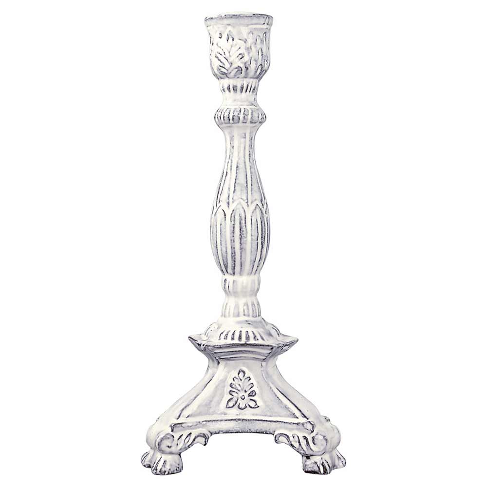 Ein aufwendig gestalteter GreenGate - Kerzenständer Emaille groß mit kunstvollen Details auf einem breiten, dekorativen Sockel.