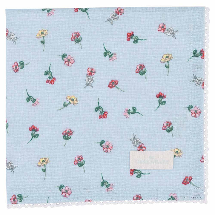 Ein hellblaues Taschentuch, GreenGates Lianca Stoffserviette in Blassblau, mit einem Muster aus kleinen bunten Blumen mit weißem Spitzenbesatz.