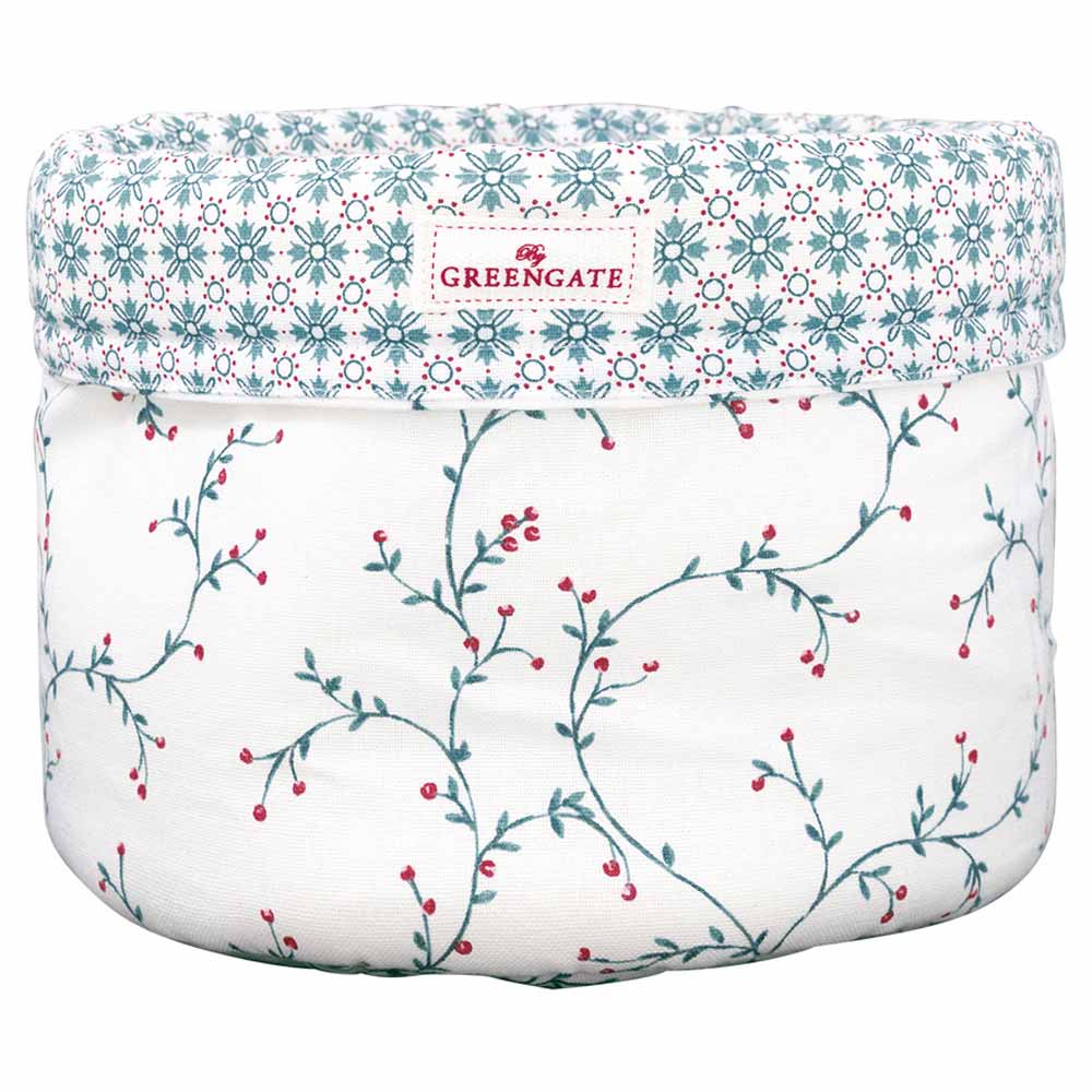Ein GreenGate - Lucie Brotkorb in Weiß mit Blumen- und Zweigmuster, mit einem blau-weißen Design am Rand und roten Beeren auf dem Korpus. Auf der Vorderseite befindet sich das Label „GREENGATE“.