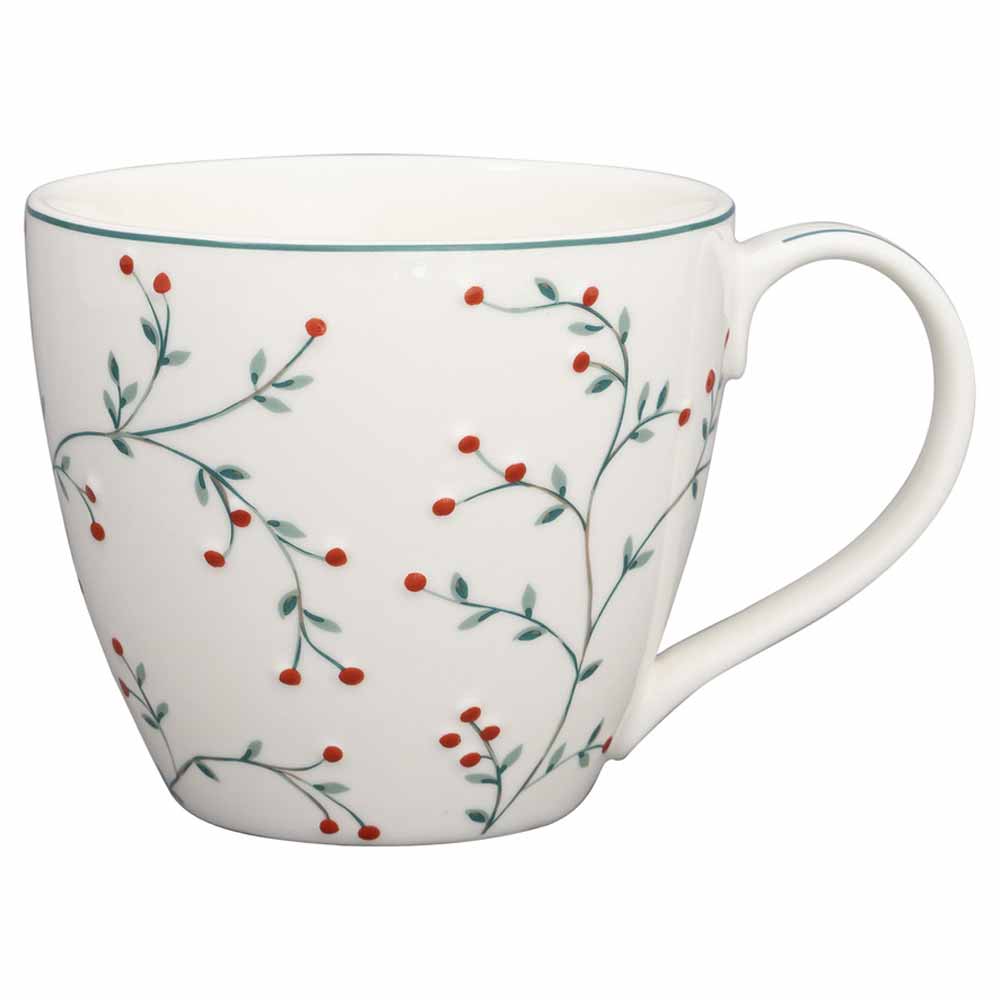 Eine GreenGate - Lucie Tasse in Weiß mit Henkel, verziert mit einem Muster aus grünen Stielen und roten Beeren.