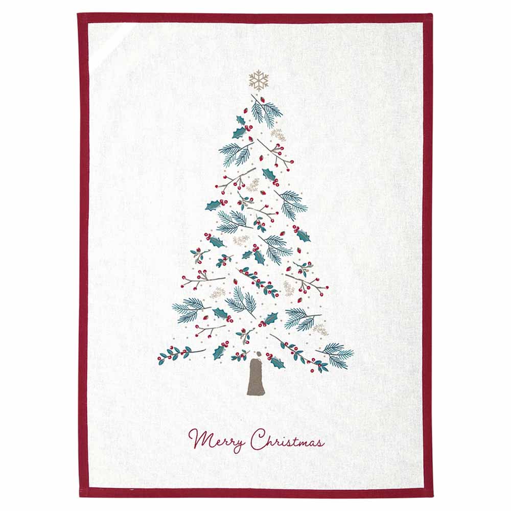 Ein weißes Tuch, das GreenGate - Lucie xmas Geschirrtuch, weiß bedruckt, zeigt einen Weihnachtsbaum aus blau-rotem Laub und Beeren, gekrönt von einer Schneeflocke. „Frohe Weihnachten“ steht in Rot auf der Unterseite.