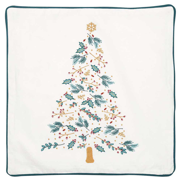 Ein GreenGate - Lucie Xmas Kissenbezug in Weiß mit Stickerei 40 x 40 cm zeigt ein Weihnachtsbaumdesign aus Stechpalmenblättern, Tannenzweigen, roten Beeren und goldenen Akzenten mit einem goldenen Stern oben drauf.
