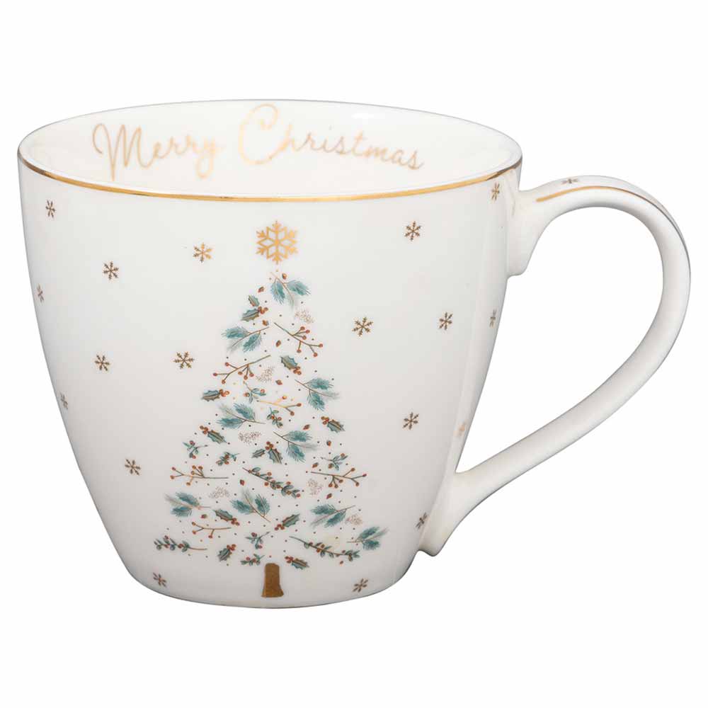 Weiße GreenGate - Lucie Xmas Tasse aus Keramik in Weiß mit einem Weihnachtsbaumdesign und den Worten „Merry Christmas“ in Gold am Rand aufgedruckt.