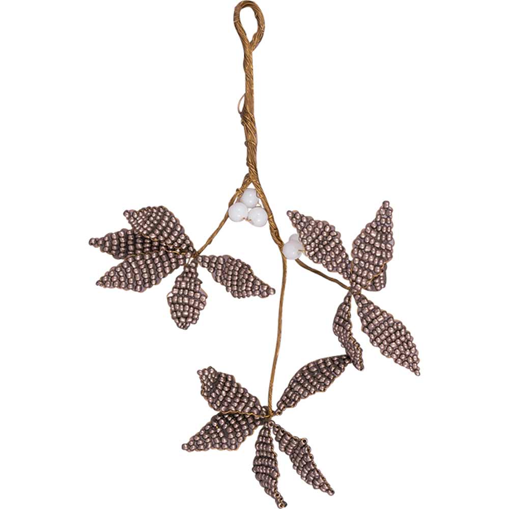 Ein GreenGate - Mistelzweig graue Blätter mit einem gedrehten Stiel aus braunem Draht und kleinen weißen Perlen in der Mitte, die an einer zusätzlichen Drahtschlaufe hängen.