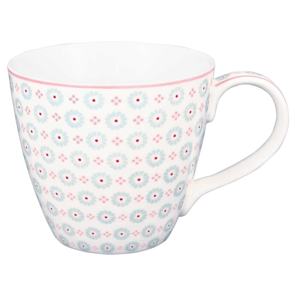 Die GreenGate - Narina Tasse Pale Blue ist eine weiße Keramiktasse mit Henkel, deren Oberfläche mit blauen und rosa Blumenmustern verziert ist.